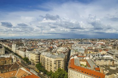 Bulutlu güneşli da Budapeşte binaların Cityscape üst görünümü