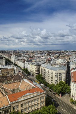 Macaristan Cityscape dikey üst görünümü, bulutlu bir güneşte Budapeşte