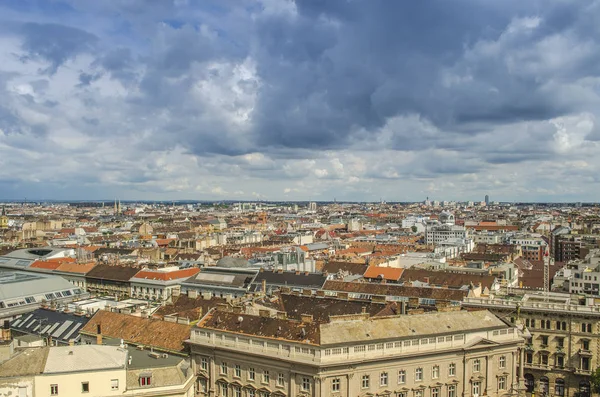 Stadtlandschaft Ansicht von Gebäuden in Budapest in einer bewölkten Sonne — Stockfoto