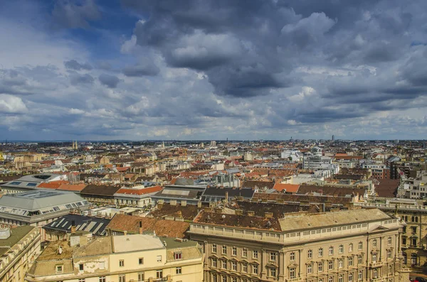 Macaristan Cityscape üst görünümü, bulutlu güneşli bir günde Budapeşte du — Stok fotoğraf