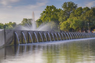 Bir şehir parkı t su çeşmesi uzun pozlama manzara fotoğraf