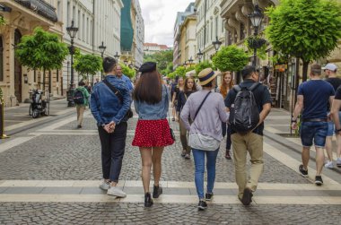 Budapeşte, Macaristan - 13 Temmuz 2019 renkli kumaşlı turistler 