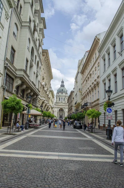 Budapest, Ungheria - 13 luglio 2019 turisti che camminano per strada t — Foto Stock