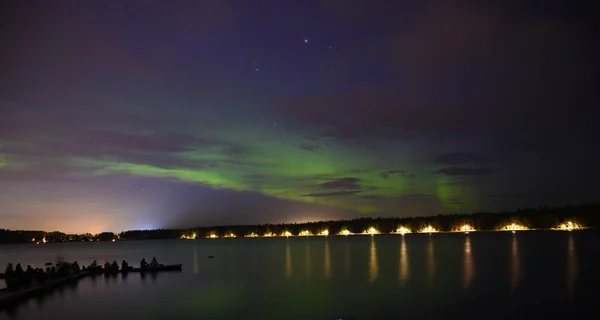 Csoport ember élvezi Aurora Borealis északi fény nem t — Stock Fotó