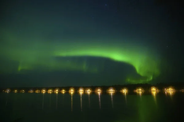 Noordelijke poollicht Aurora Borealis verlichting onder de sterrenhemel — Stockfoto