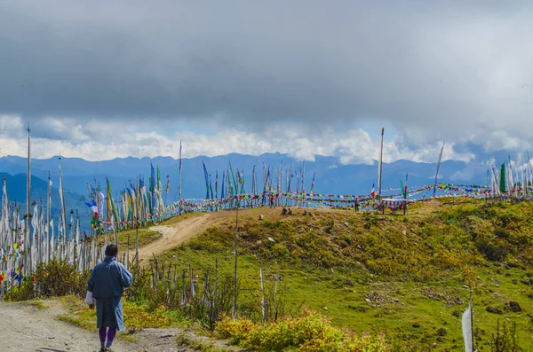 Bhutan lokalna osoba wędrująca szlakiem Chele la — Zdjęcie stockowe