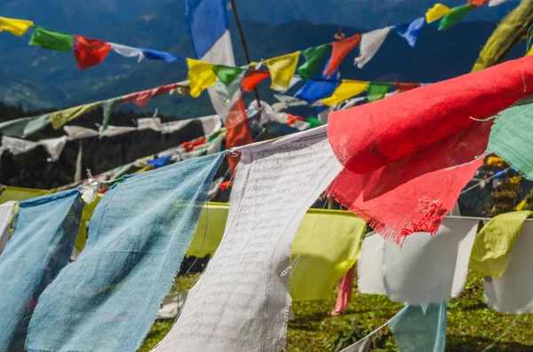 Wiele kolorowych flag modlitewnych machających wiatrem w Chele la pass in — Zdjęcie stockowe