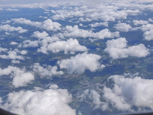Vista da paisagem de terra isolada e nuvem flutuante do voo w — Fotografia de Stock