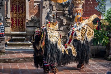 Geleneksel Barong, Endonezya, Bali 'de sabahları Ramayana' daki Hint karakterini taklit etmek için maske ve renkli elbiseler giyer.