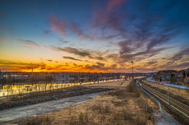 İsveç 'in kuzeyindeki şehir manzarası macerasıyla birlikte akşam günbatımında hareketli bulutların dramatik bir görüntüsü