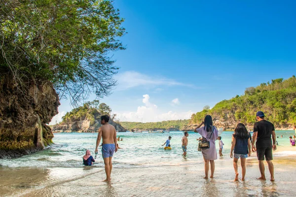 Ubud Bali Indonézia December 2019 Turisták Családdal Élvezik Tengerparti Kilátás — Stock Fotó