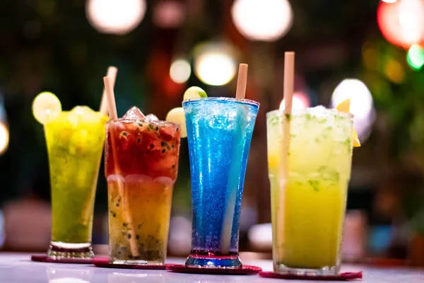 Bebidas Alcoólicas Frias Multicoloridas Restaurante Requintado Decorado Com Limão Palha — Fotografia de Stock