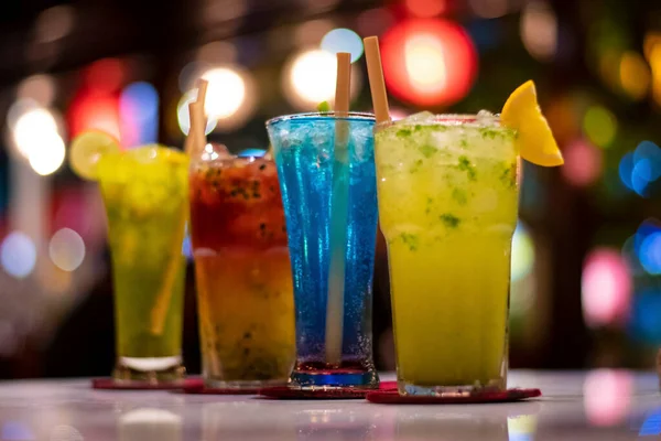 Bebidas Multicoloridas Frescas Restaurante Requintado Decorado Com Limão Palha Madeira — Fotografia de Stock