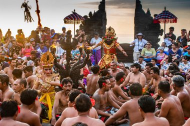 Uluwatu, Bali, Endonezya - 22 Aralık 2019 Akşam batımı ve Kecak ile bulut ravana dans ve Hindu mitolojisi hikayesi ile sita