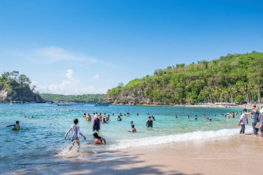 Ubud, Bali, Endonezya - 20 Aralık 2019 Birkaç turist Nusa Penida 'da deniz manzarasının tadını çıkarıyorlar.