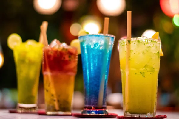 Bebidas Alcoólicas Frias Multicoloridas Restaurante Exótico Decorado Com Limão Palha — Fotografia de Stock