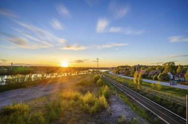 Akşam boyunca bulutların hareketlerinin güzel bir manzarası. Ufuktan gelen altın güneş ışığı.