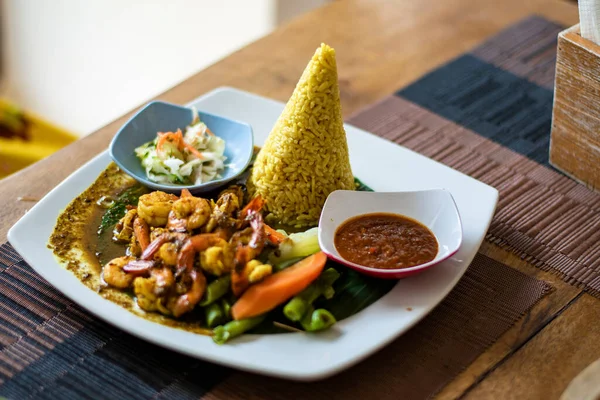 Makan Siang Piring Dengan Udang Nasi Dan Salad Disajikan Dalam — Stok Foto