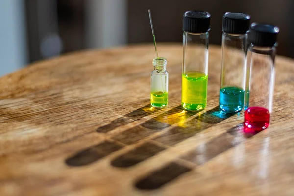 Molteplici Soluzioni Colorate Fiale Vetro Sotto Luce Laboratorio Biochimica Ricerca — Foto Stock