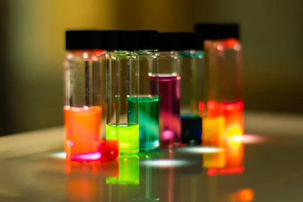 Различные Красочные Реагенты Стеклянных Флаконах Ультрафиолетовом Свете Биотехнологической Лаборатории Фармацевтических — стоковое фото