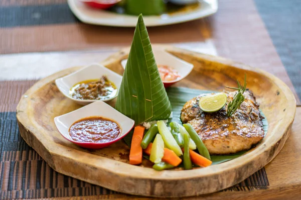 Piring Makan Siang Yang Dihias Dengan Baik Dengan Ikan Nasi — Stok Foto