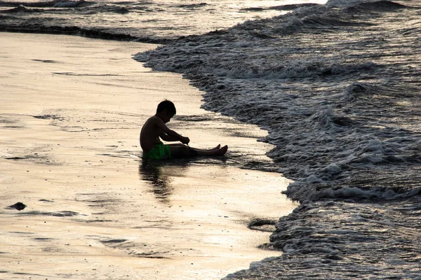 Kid Playing Sand Shillaoutte Sunset Bali Indonesia — Stock Photo, Image