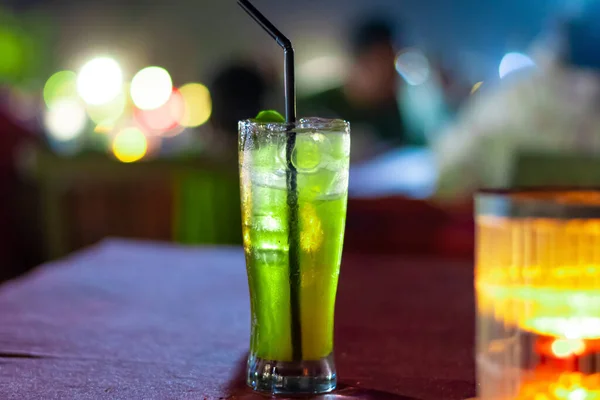 Endonezya Bali Limon Kabuğu Yapraklarla Süslenmiş Deniz Kenarındaki Bir Restoranda — Stok fotoğraf