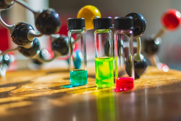 Kémiai Összetett Oldatok Különböző Fény Alatti Injekciós Üvegekben Molekulamodellel Egészségügyi — Stock Fotó