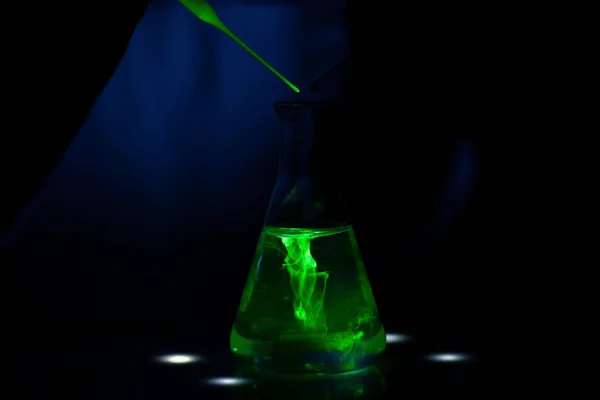 Eczacılık Gelişimi Için Karanlık Kimya Laboratuvarında Yeşil Floresan Bileşimiyle Çalışan — Stok fotoğraf