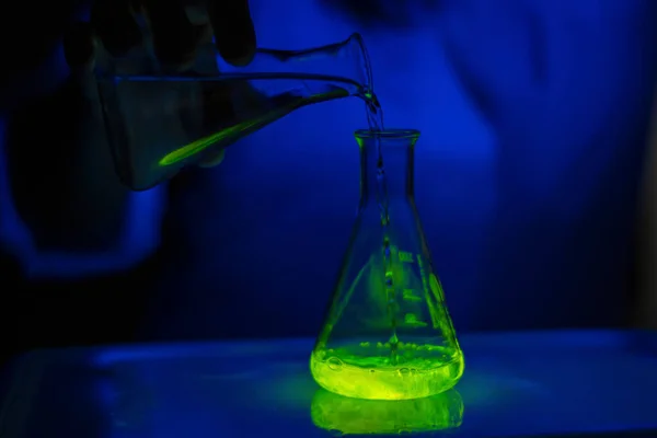 Een Wetenschapper Experimenteert Met Een Groene Fluorescerende Materiaalreactie Een Glazen — Stockfoto