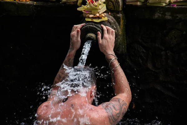 Hombre Europeo Con Tatuaje Sarong Bañándose Con Agua Sagrada Según —  Fotos de Stock