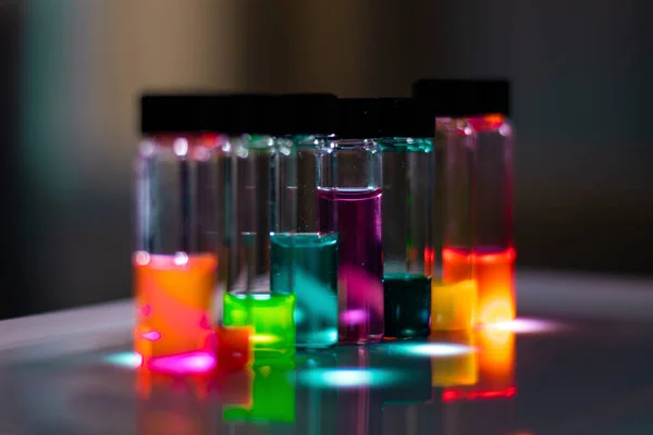 Vari Reagenti Colorati Fiale Vetro Sulla Luce Laboratorio Biotecnologico Esperimenti — Foto Stock
