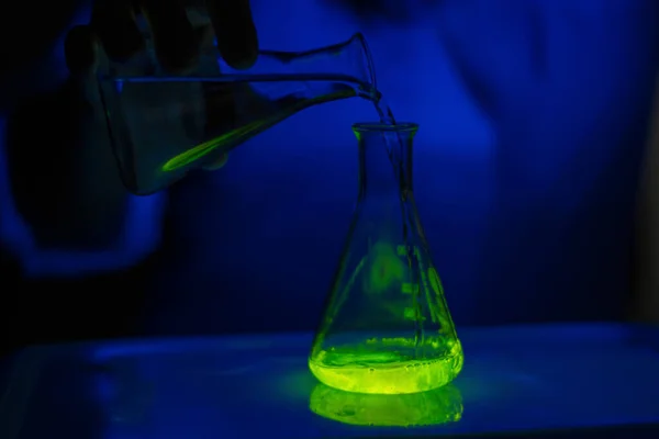 Een Onderzoeker Experimenteert Met Een Groene Fluorescerende Materiaalreactie Een Glazen — Stockfoto