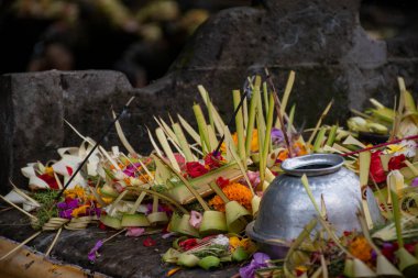 Endonezya, Bali 'deki kutsal bir tapınakta Hindu tanrısı ve tanrıçanın tapınma ayini.