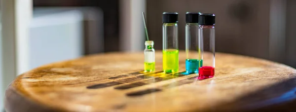 Soluzioni Colorate Diversi Flaconcini Con Capillare Sotto Luce Laboratorio Chimica — Foto Stock