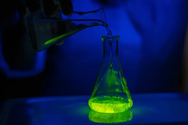 Científico Que Experimenta Con Una Solución Fluorescente Verde Frasco Cónico — Foto de Stock