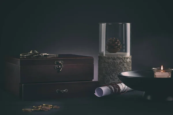 木盒与蜡烛和文件 钥匙和硬币 — 图库照片