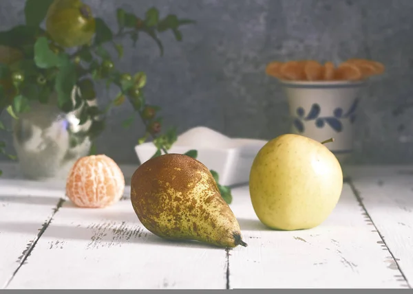 Birne, Apfel und Clementine — Stockfoto