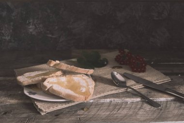 Dilim ekmek ve bal ile