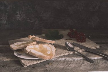 Dilim ekmek ve bal ile