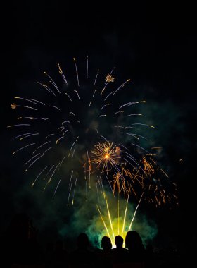 Muhteşem Havai Fişek gösterisi sergileniyor