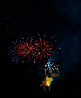 Siyah arka planda havai fişekler