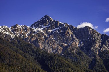 Karla kaplı dağ zirvesinin manzarası
