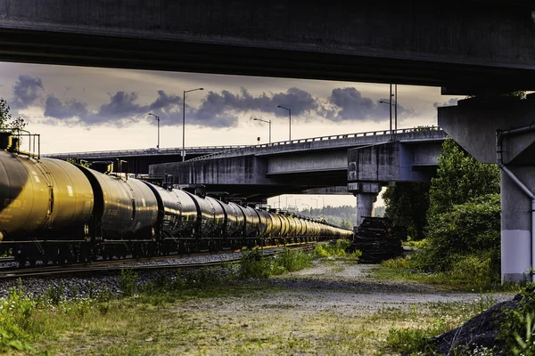 Köprü altında seyahat tren vagonları kapalı güzel ışık yansıması