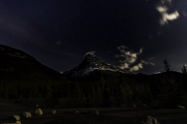 Güzel yıldız Rocky Dağları üzerinde gökyüzü dolu