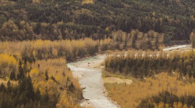 Sonbaharda suluboya vadisi