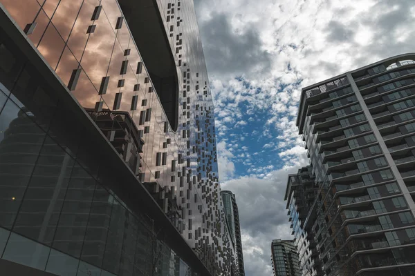 Downtown Vancouver, British Columbia, Kanada - 22 Mart 2019: Parq Tower öğleden sonra güneşini yansıtıyor