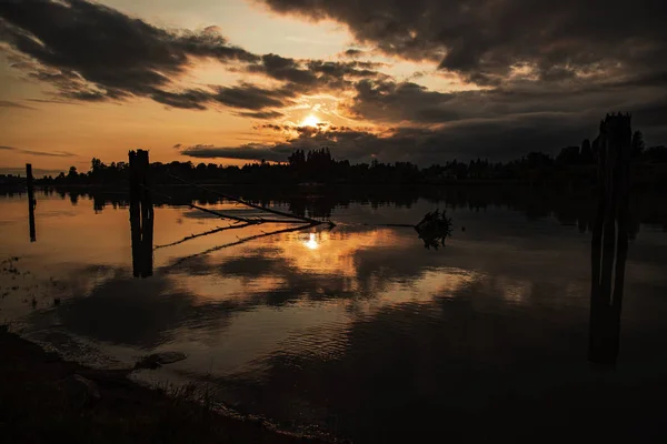 Tramonto Mozzafiato Arancione Sul Fiume — Foto Stock