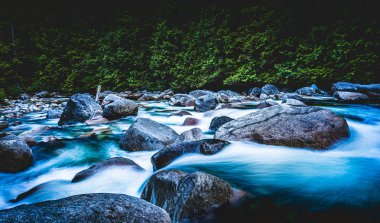 Karanlığı kayalar boyunca akan su