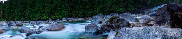 Fluindo Água Cachoeira Longo Das Rochas Entardecer — Fotografia de Stock